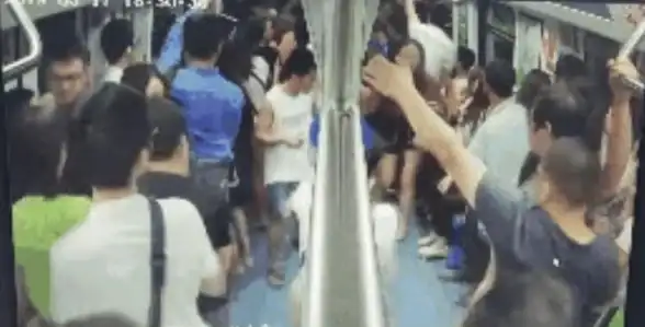 地铁逃生策略：地雷与投掷物选择及使用技巧
