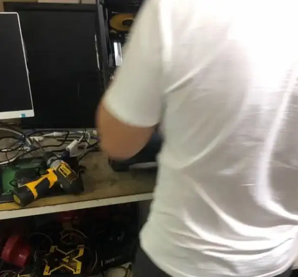 电脑故障💻黑屏应急：小鱼教您如何快速解决电脑开机黑屏问题